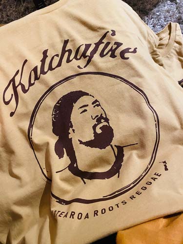 The Katchafire Mens Retro Zig Zag Tee is a great earthy coloured design on a tan tee.  This signature tee features Logan Bell, as the front man for Katchafire.